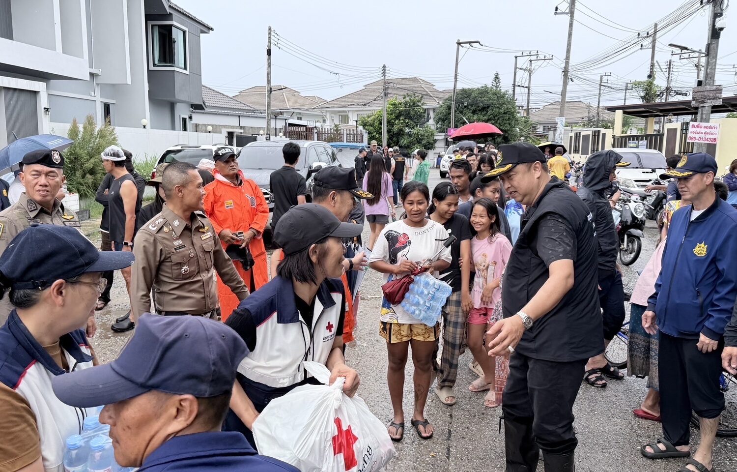 “รมว.สุชาติ” ห่วงใยผู้ประสบอุทกภัย สั่งกรมทะเลระดมกำลังช่วยเหลือประชาชนภาคตะวันออก
